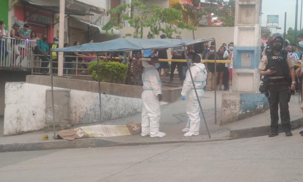 El cadáver quedó tendido boca arriba, debajo de una carpa plástica.