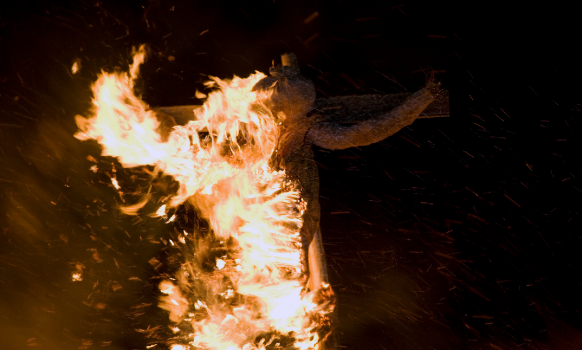 La quema de monigotes es una tradición de Fin de Año en Ecuador.
