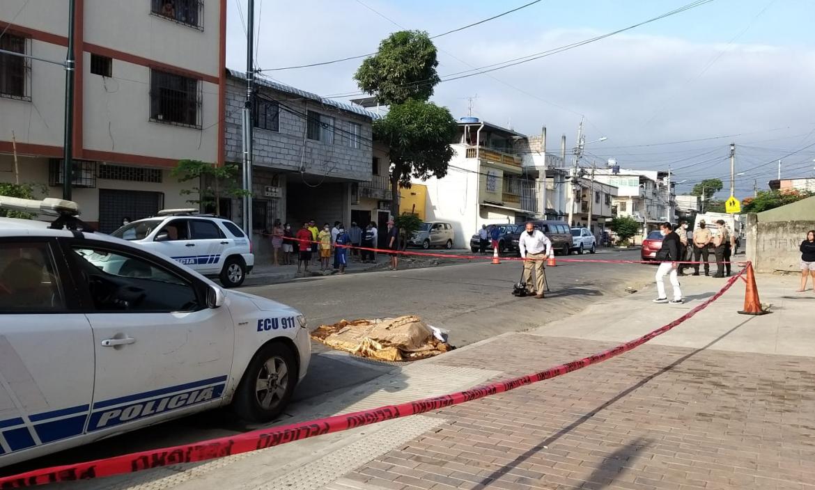 La víctima era cuidador de vehículos. Metió la pierna en una alcantarilla