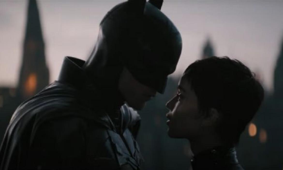 Nuevo tráiler de 'The Batman' muestra al 'Caballero de la Noche' unir  fuerzas con Gátubela para enfrentar a 'El Acertijo'