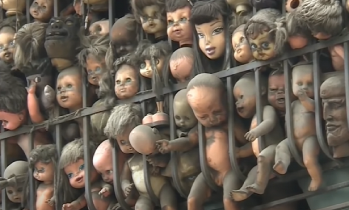 Los moradores dle sector dicen que las muñecas deben ser retiradas.