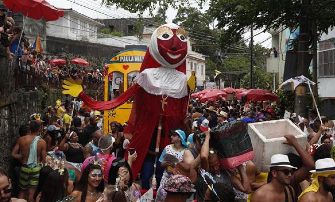 Fotografía de archivo del desfile de la comparsa Carmelitas en el barrio turístico Santa Teresa durante la apertura oficial del carnaval 2020 en Río de Janeiro (Brasil).