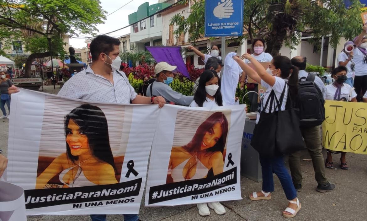Personas con carteles, en las afueras del recinto judicial por el caso de Naomi Arcentales.