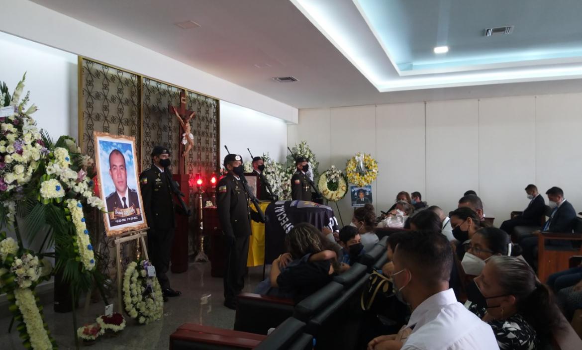 Los restos de Freddy Daniel Laaz Vélez, sargento de la Policía, fueron velados hasta el mediodía de ayer. Se le rindieron honores.