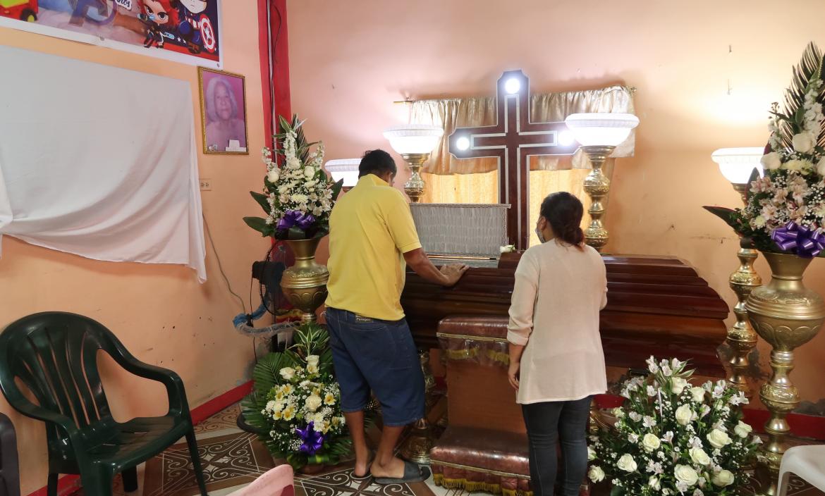 Los restos de Alejandro Ruiz Zambrano son velados en la casa de sus parientes.