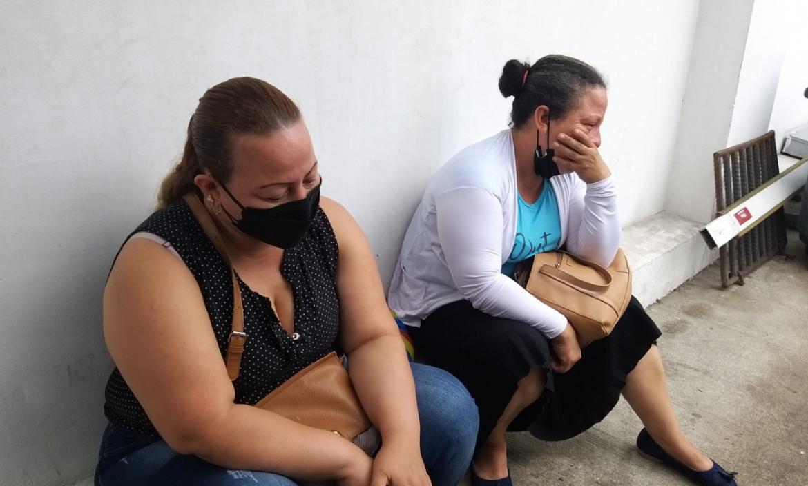 Familiares de Antonio Álava Quinteros llegaron a la morgue para retirar su cuerpo.  Estaban consternados.