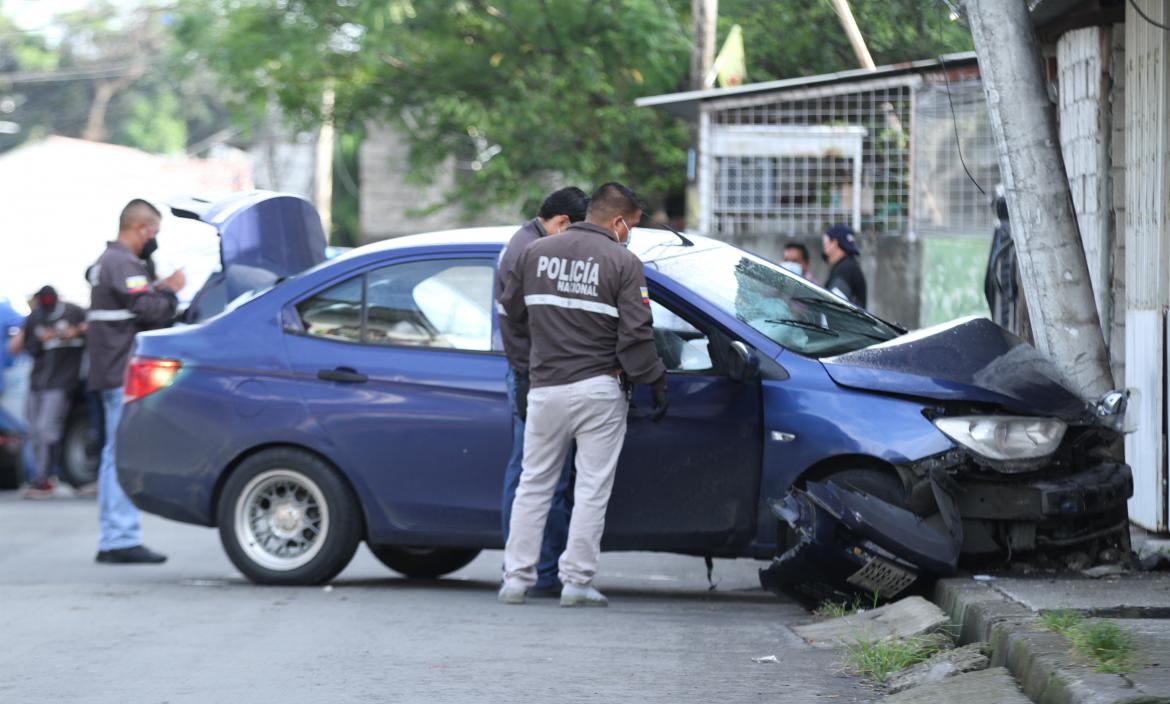 El carro en el que viajaba la víctima terminó estrellado contra un poste de alumbrado.