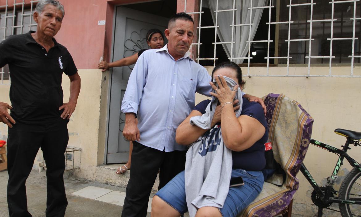 Los padres de Jefferson Cabrera Solano lloran desconsolados. Piden dar con los asesinos.