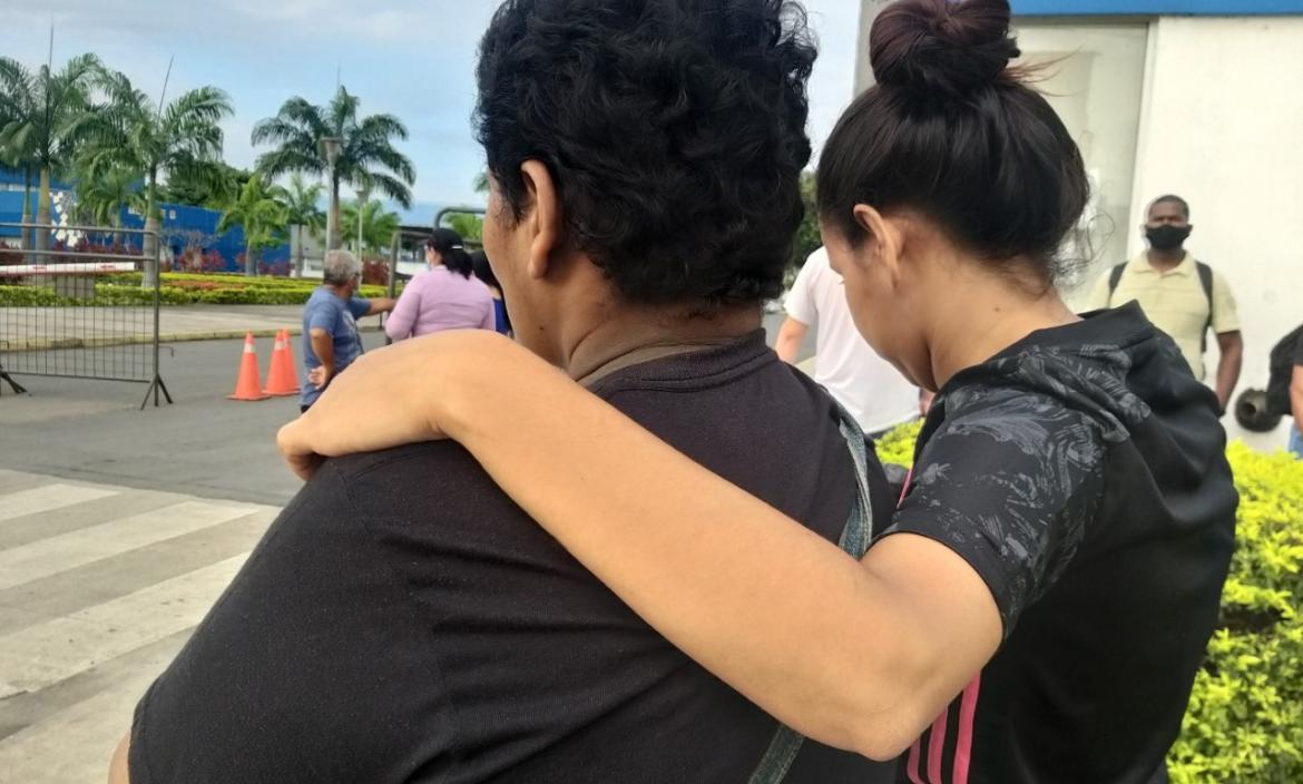 La mamá y la tía del adolescente asesinado llegaron a Guayaquil para llevarse el cadáver.