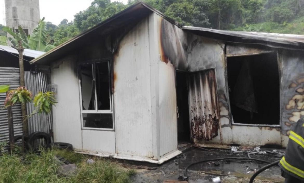 Incendio deja a dos familias sin sus casas en Vuelta Larga