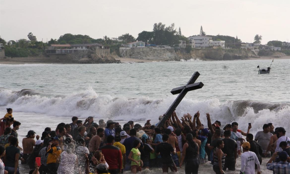 Pescadores de Ballenita bañaron la Cruz de Cristo