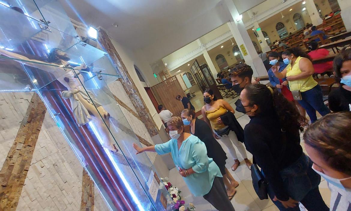 El público acude a la iglesia, ubicada en Lizardo García y la A, para orar en la previa de la procesión.