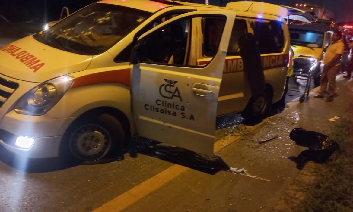 Esta ambulancia fue atacada por pistoleros.