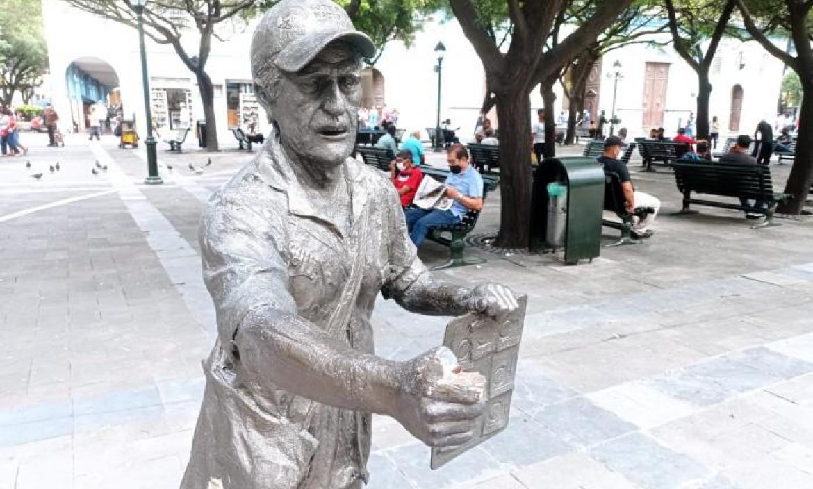 La estatua es parte de las esculturas de personajes íconos ubicadas en el centro de la ciudad.