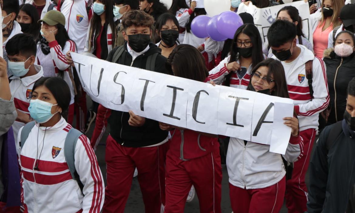 Alumnos piden justicia para estudiante que denuncia violación en bus escolar
