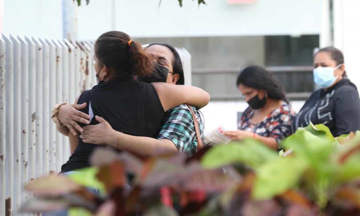 Familiares de Patricio Castro, una de las cinco victimas mortales llegaron al Laboratorio de Criminalística.