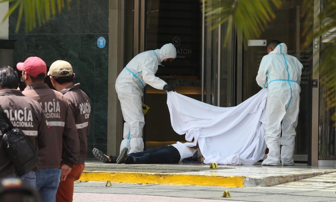 El cadáver del abogado Walter Vallejo Pino quedó tendido en la puerta de ingreso de un hotel de Guayaquil.