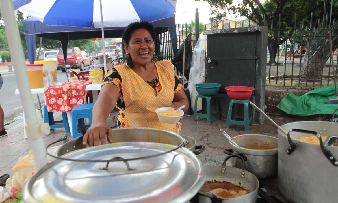 Elena Quishpe es una madre que se dedica a la venta de ‘guatallarín’ en los exteriores de los estadios de Guayaquil. Heredó este trabajo de su progenitora.