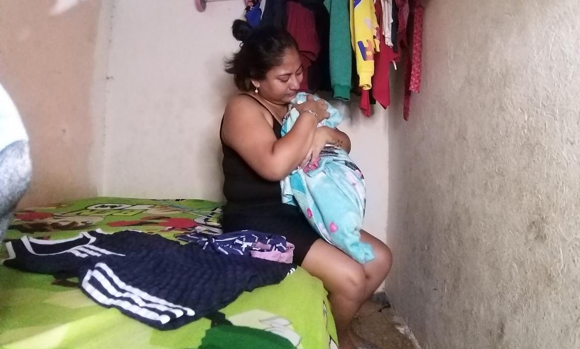 Jenny Chálen abraza la cobija con la que se abriga su hija. Su ropa está en el lugar donde la dejó.