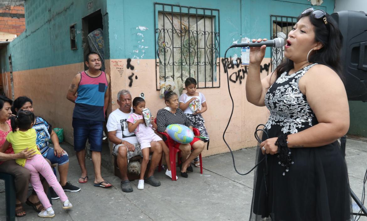 Julieta González disfrutó de la serenata que le llevaron sus hijos. Hasta sus vecinos se unieron al agasajo.
