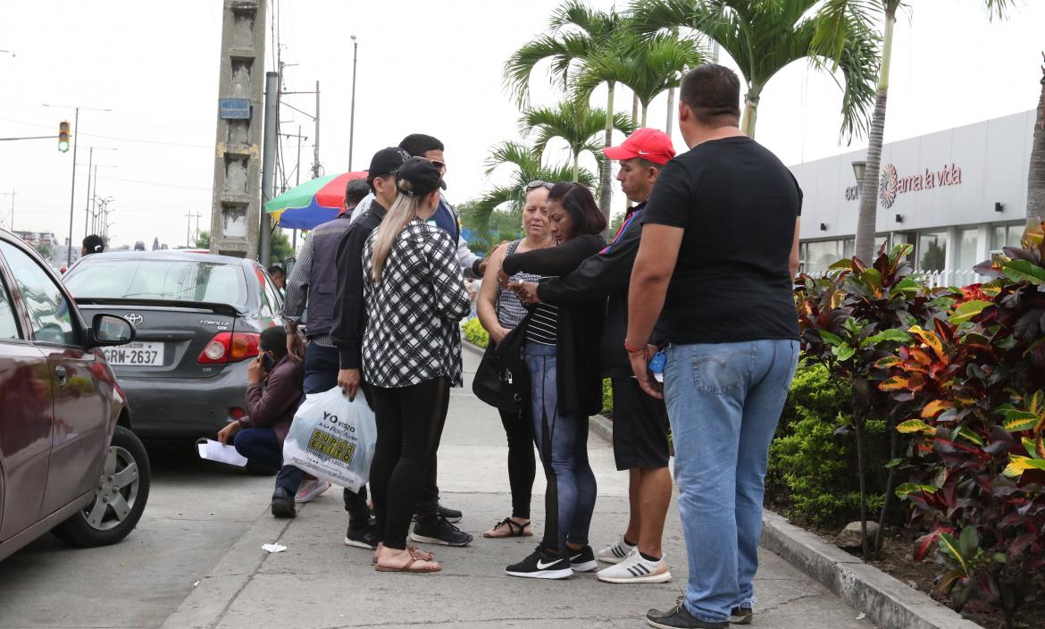 Familiares de  Édgar Moreira Plaza llegaron hasta el Laboratorio de Criminalística para retirar su cadaver.