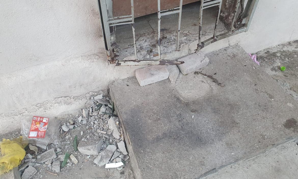 Un artefacto explosivo estalló en la puerta de una casa.