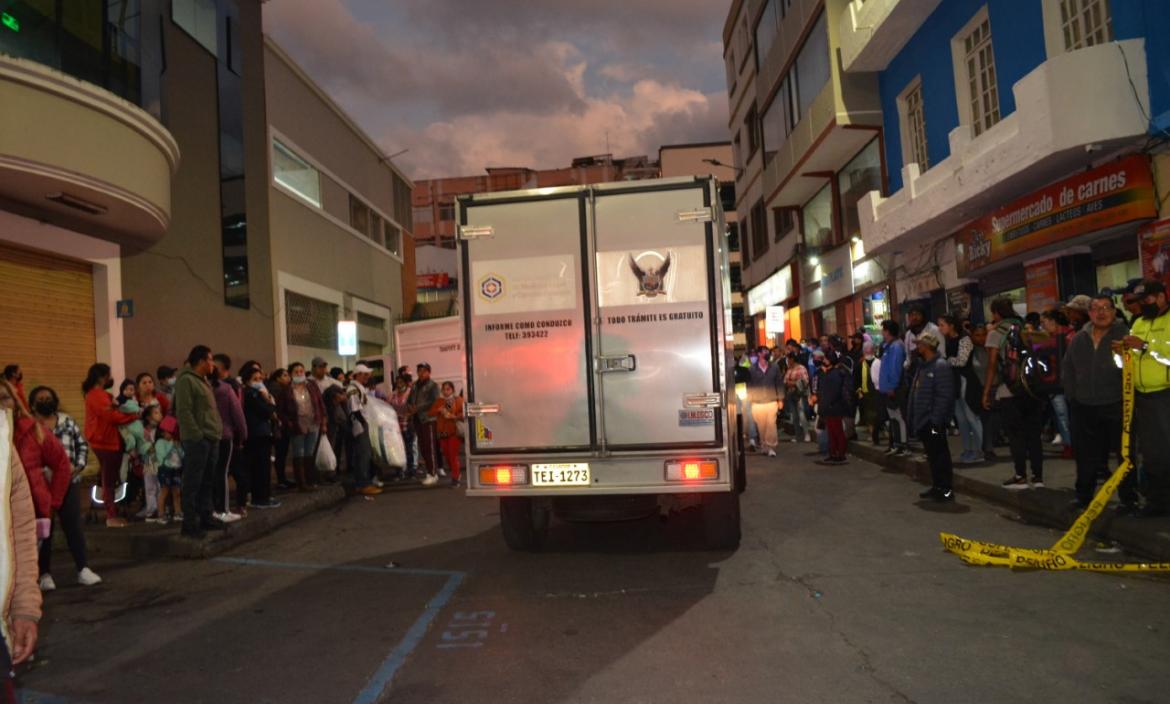 La víctima sería oriunda de Manta y fue asesinado fuera del Mercado Central de Ambato.