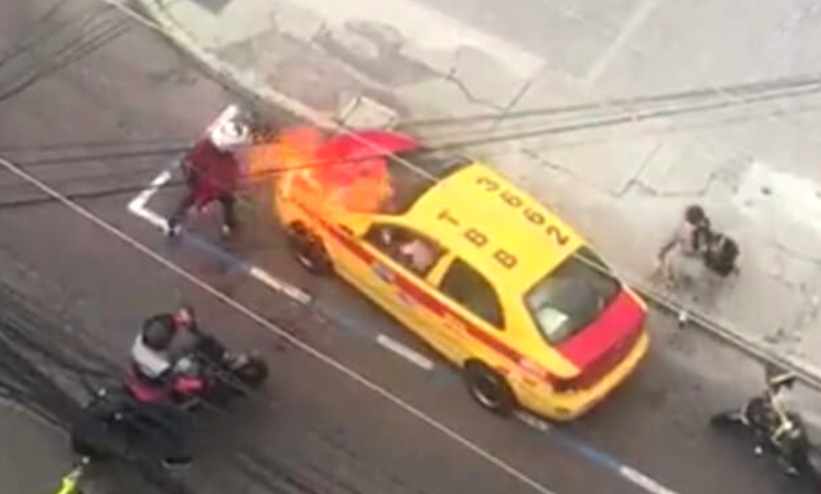 El taxista se habría negado a darles dinero y le prendieron fuego como represalia.