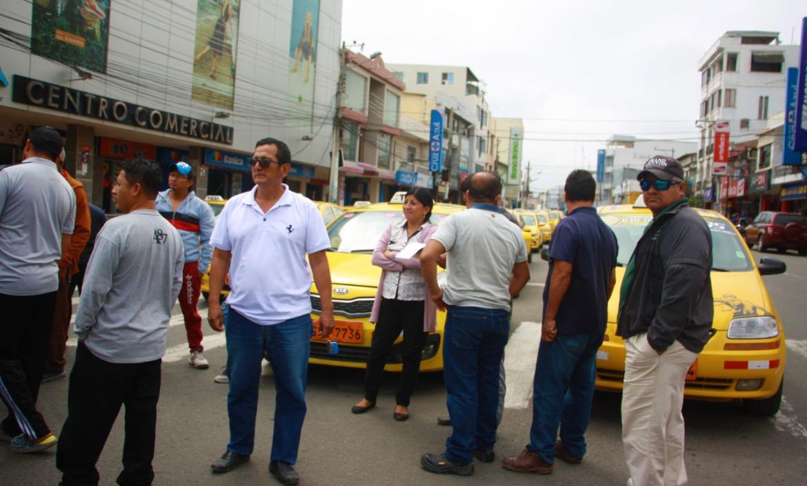 Taxistas bloquearon por dos horas artería principal en La Libertad