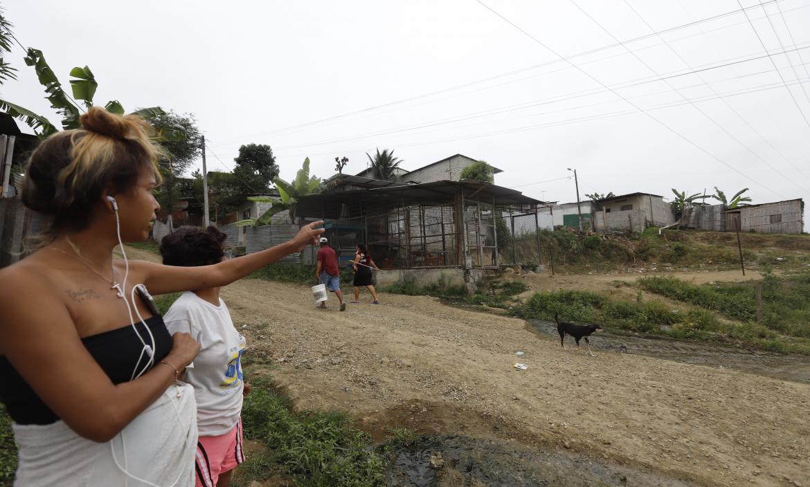 Moradores mostraban el sitio en el que Leonardo Mera fue asesinado a tiros la noche del sábado 25 de junio..