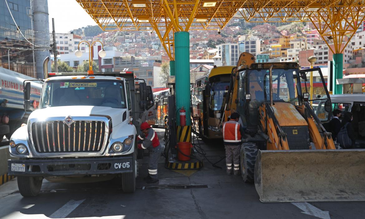 En Perú transportistas de carga pesada están paralizados de manera indefinida hasta que se reduzca el valor de la gasolina.