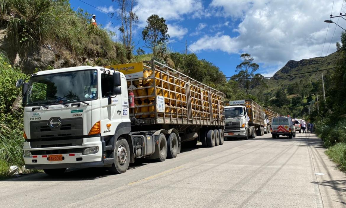 Está en tránsito y cerca de llegar a la capital azuaya un convoy de camiones con el carburante.