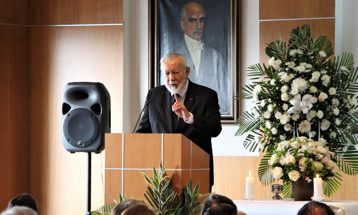 El Dr. Francisco Huerta, el pasado 23 de junio, rindió un emotivo homenaje al director de EXPRESO, Galo Martínez Merchán.
