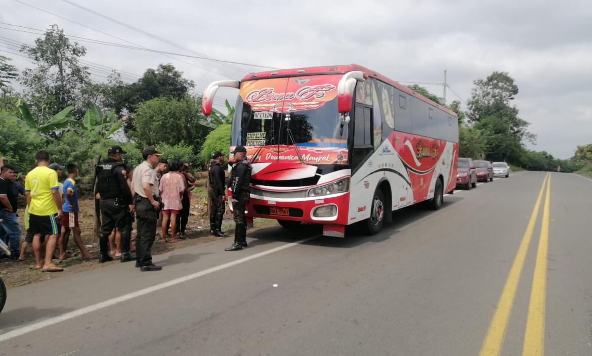 La víctima fue asesinada en el asiento de un bus.