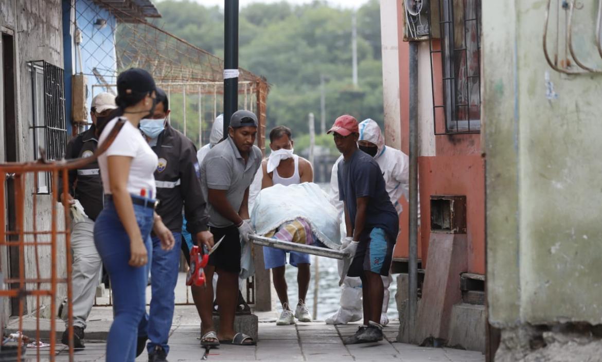 En el suburbio hallaron un cuerpo embalado en el manglar