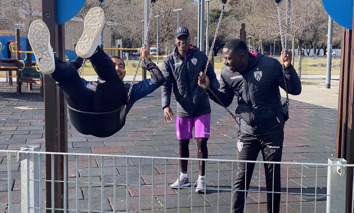 Junior Sornoza, Jaime Ayoví y Moisés Ramírez, jugando a los columpios después de la clasificación.