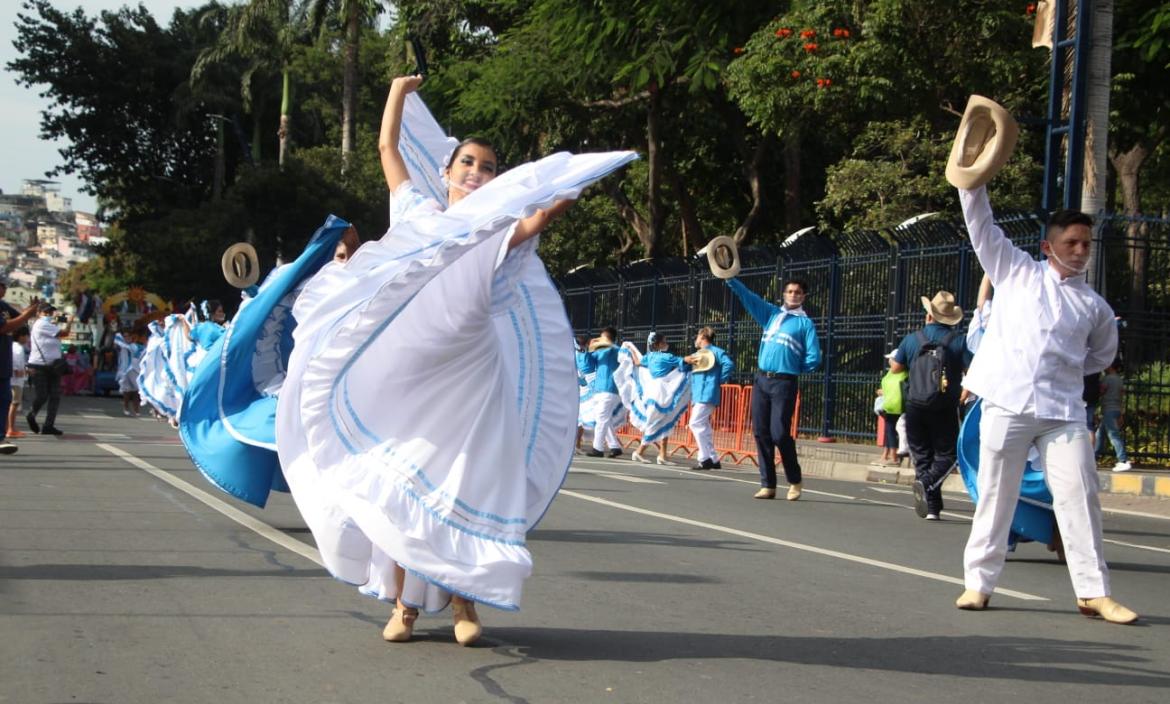 Los agasajos a la urbe porteña continuaron este lunes con desfiles. La jornada festiva cerrará con la sesión solemne municipal, en el parque Centenario.