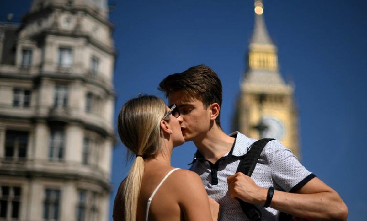 El beso romántico importado del Este pudo extender el herpes labial en Europa