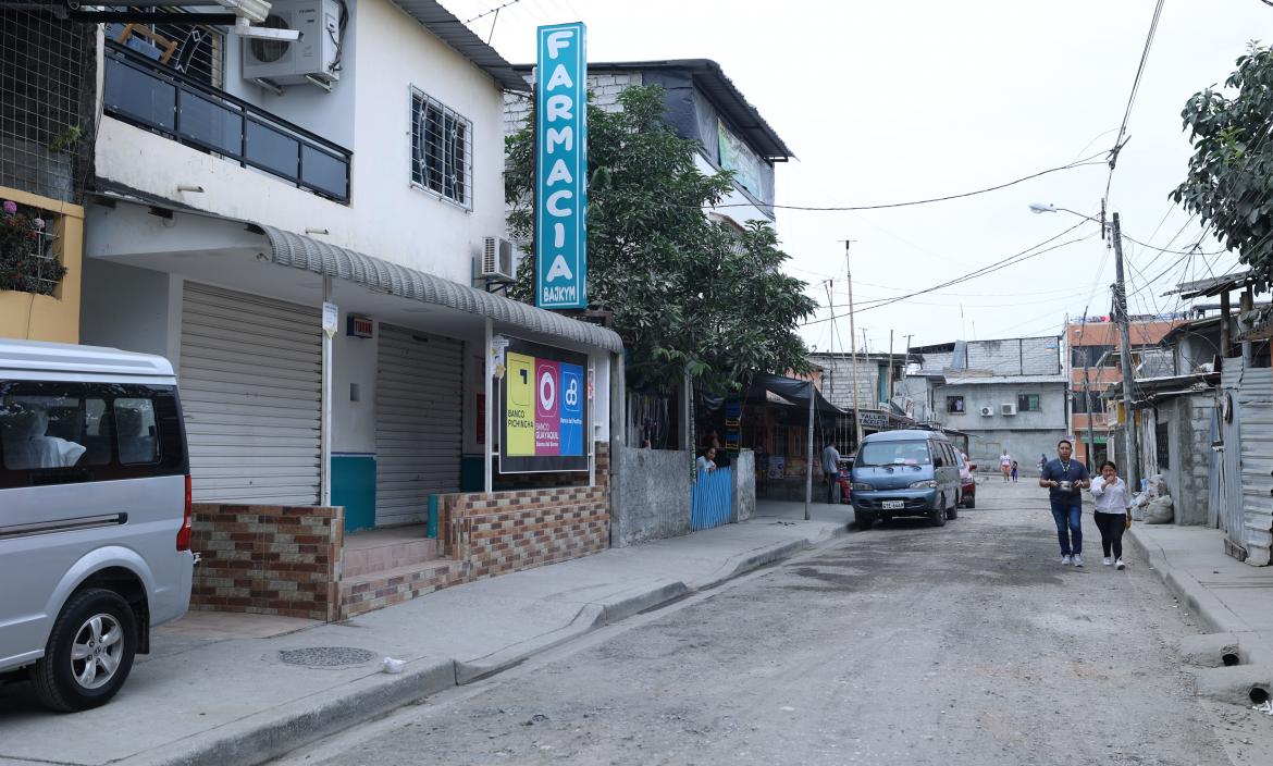 Después de la balacera, esta farmacia dejó de atender al público. Los moradores están aterrados por la presencia de ‘vacunadores’.