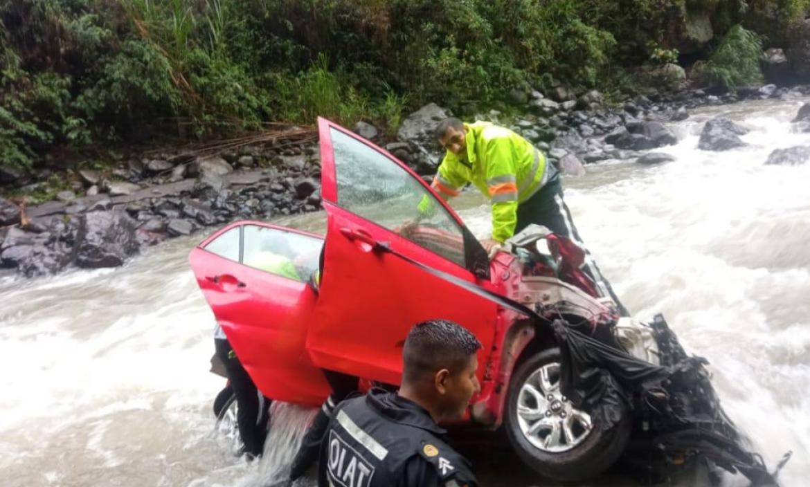 Auto cayó a un barranco en la vía Alóag - Santo Domingo