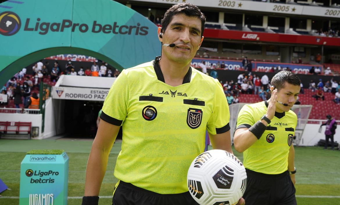 Diego-Lara-árbitro-agresión-hinchas-DeportivoQuito