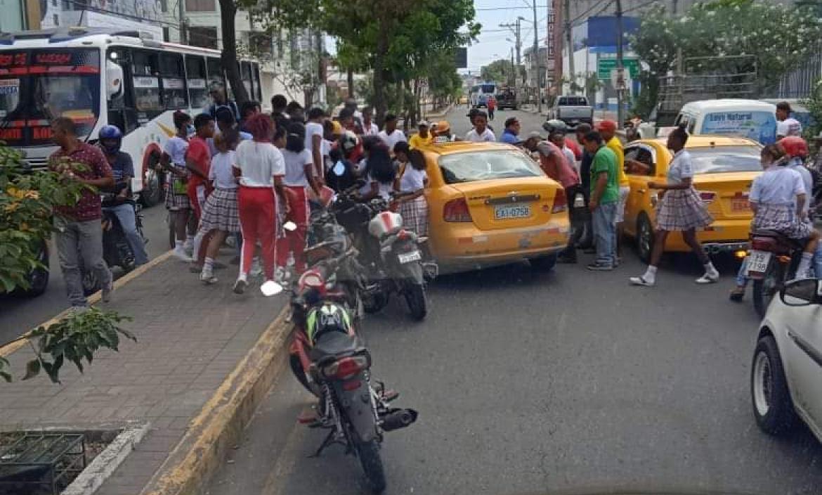 Taxista recibe balazo por mirar a asaltantes durante un atraco en Esmeraldas