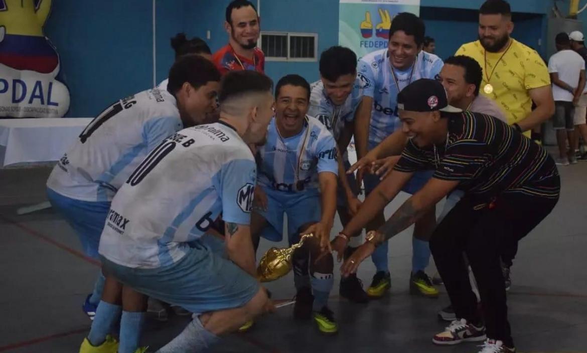Toda la alegría del Club Guayas al quedarse con el primer lugar en varones. Trofeo y medallas para los campeones.