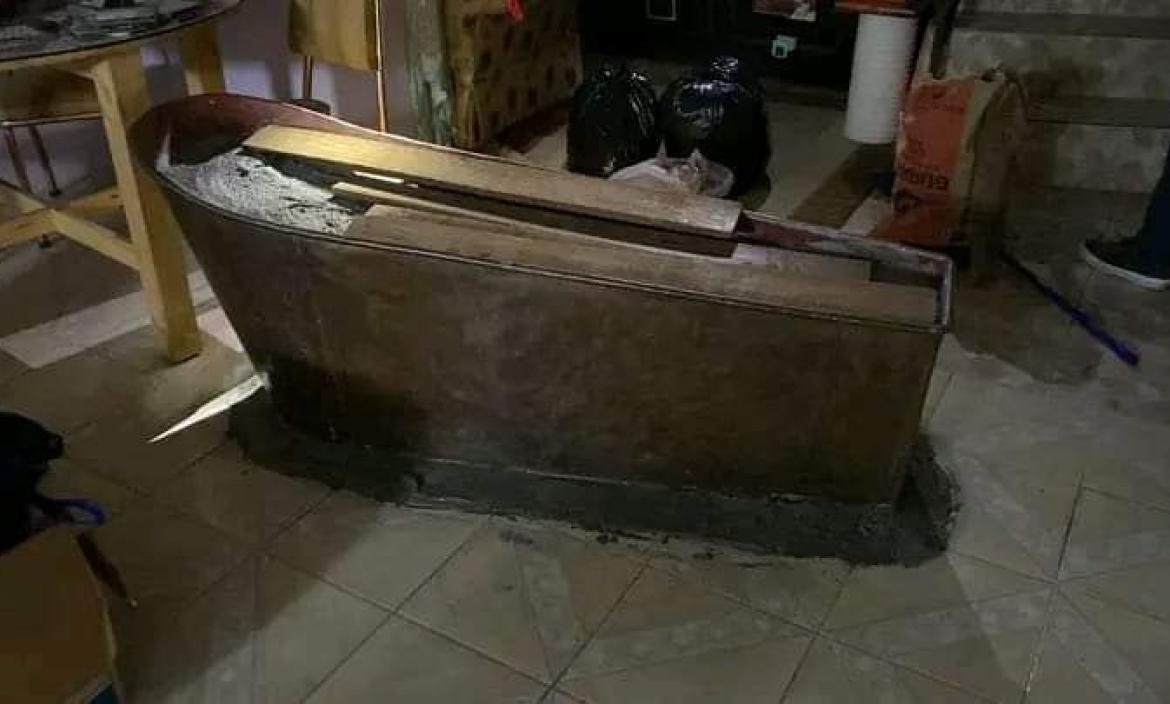 La tina, hallada en el sótano de la casa del occiso estaba tapada con cemento.