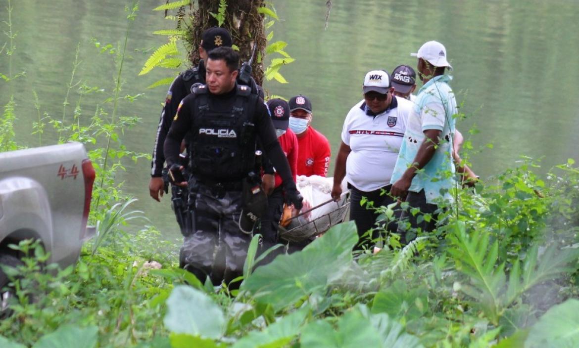 Policía identifica los cuerpos que estaban flotando en el río Esmeraldas