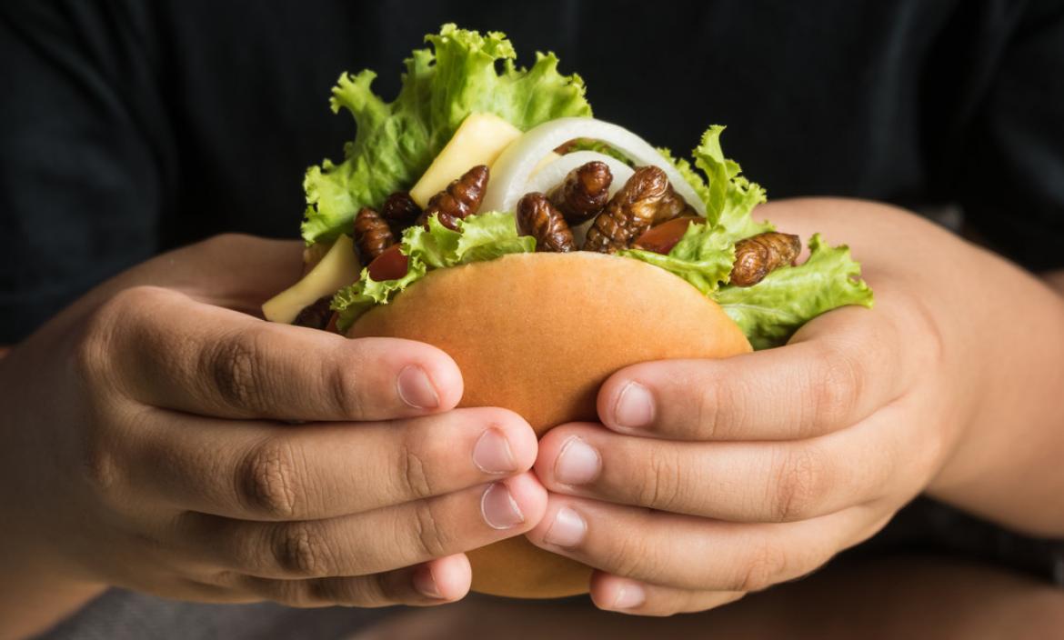 Tailandia: Restaurante de Bangkok ofrece hamburguesas con grillos