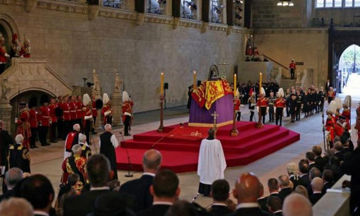Miles de personas dan su último adiós a Isabel II en Westminster