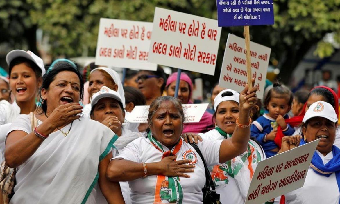 Protestan por violación y estrangulamiento de dos hermanas, en India.