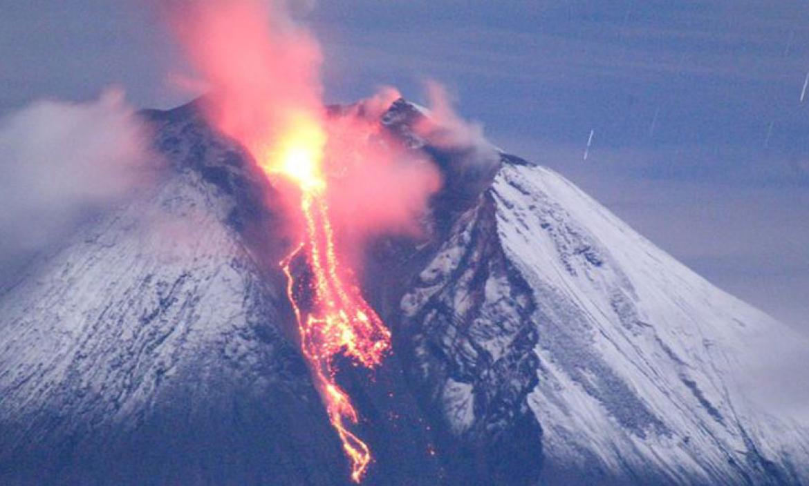 El volcán Sangay expulsa ceniza que cae sobre zonas andinas de Ecuador