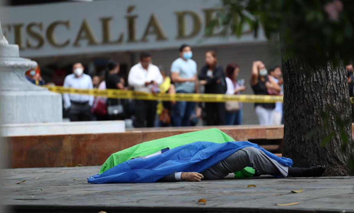 El cuerpo del fiscal Édgar Edmundo Escobar Zambrano quedó sobre la calzada, junto a un árbol y en el interior de la Plaza La Merced.  Agonizó varios minutos.